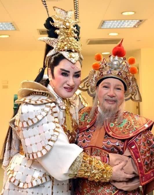  [杨丽花]戏曲演员小凤仙病逝享年80岁，一生未婚无子，由弟弟一家床前送别