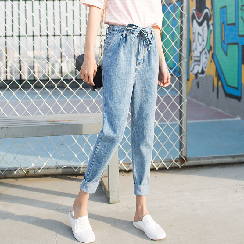 身材再好，不会打扮也白搭，这样穿牛仔裤出门，百搭新潮还洋气