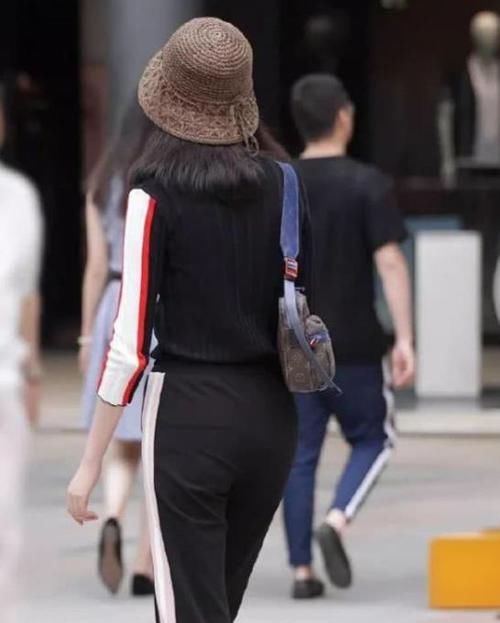  【美女】街拍：皮肤白皙的美女，一条碎花连衣裙外搭白色外套，时尚优雅范