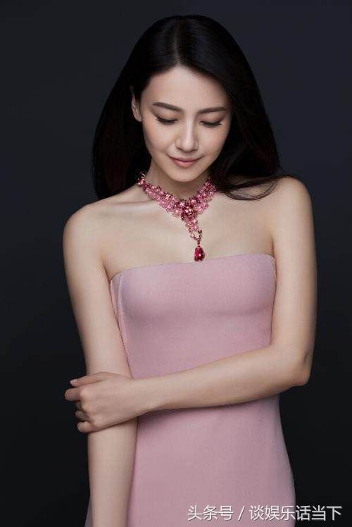 她身为街拍女王，永远得体的出现在镜头中，优雅高贵，清新脱俗