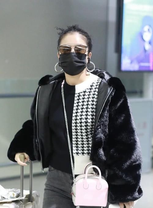  「新造型」王菊又现新造型，穿拼接卫衣搭毛绒外套，梳＂爆炸＂辫吸人视线