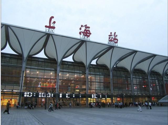  「比拼」中国各大城市火车站书法题字大比拼，哪个写得最好？