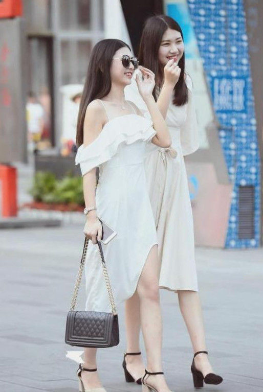 热裤|街拍:美丽的小姐姐,白色上衣+牛仔热裤,清新又时尚