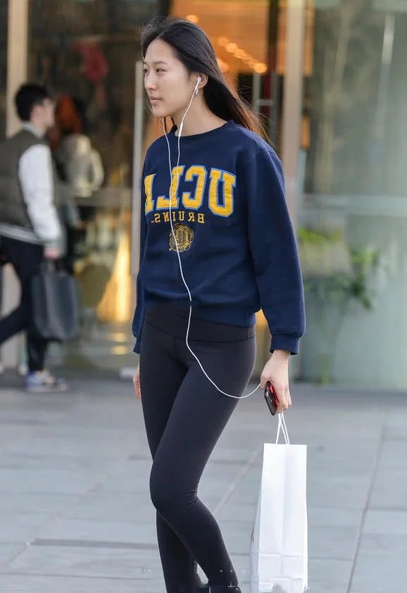 清秀小姐姐黑色紧身裤秀出修长美腿，摇摆的姿态很是撩人