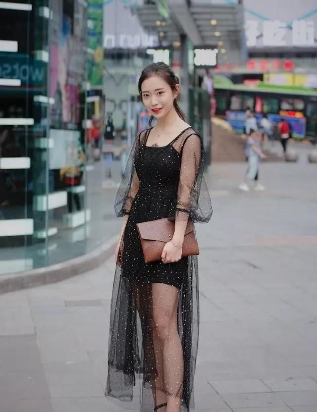  『完美』美女街拍紧身连衣裙，穿出了完美身材，回头率非常高