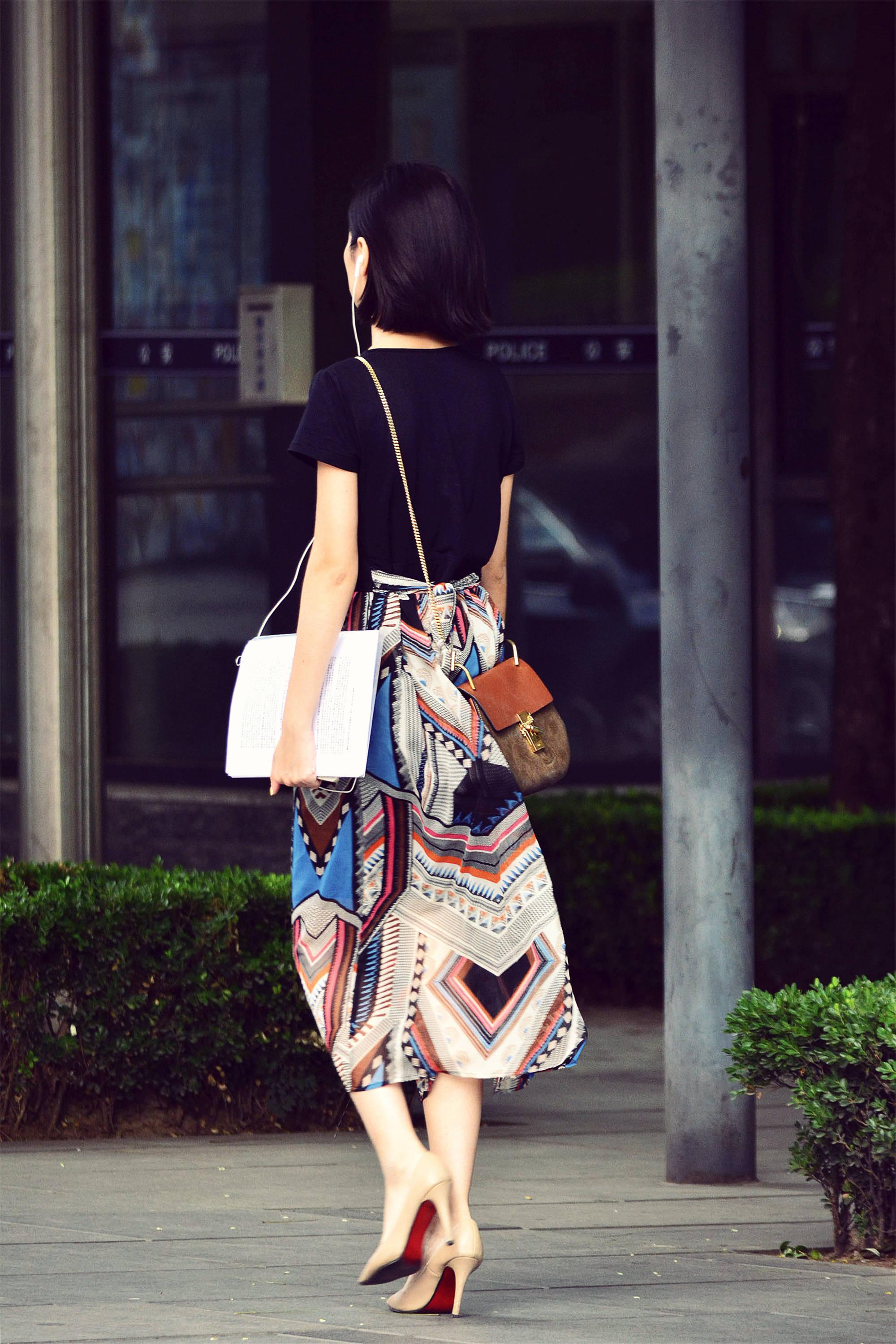 在这个穿高跟鞋逛街的季节里，你会选择怎样的款式呢？