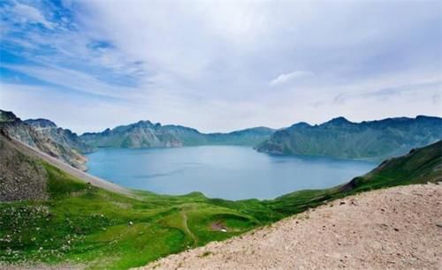 中国第一深湖：最深达373米，曾由我国独有，如今却一国一半