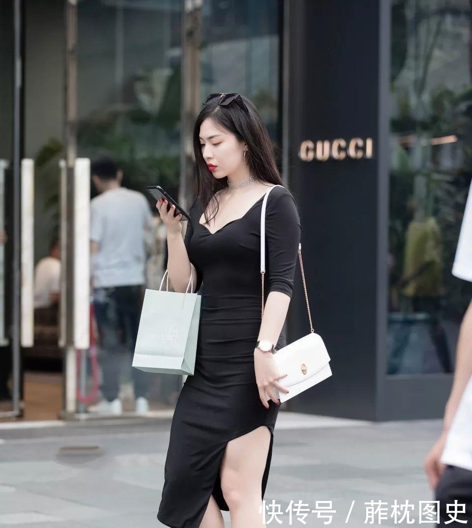 连衣裙■街拍美女黑色性感连衣裙配高跟鞋