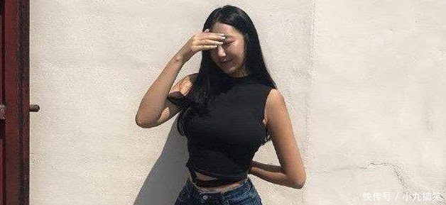 时尚街拍穿牛仔裤在街上更醒目，时尚外观凸显好身材