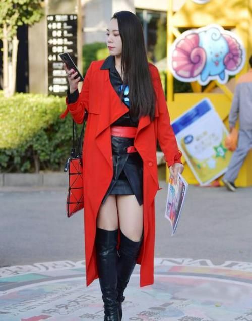  美女■街拍：环肥燕瘦的美女，一件黑色连衣裙外搭红色风衣，时尚气质美