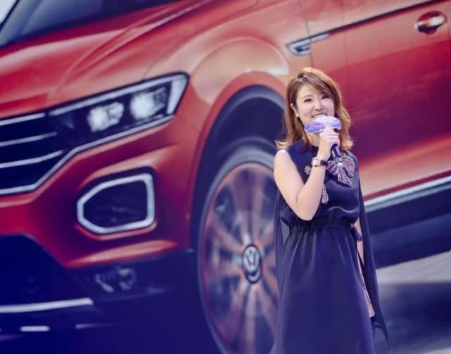 林心如穿上无袖裙，手臂这么粗!网友:抱孩子变粗的，明星也一样