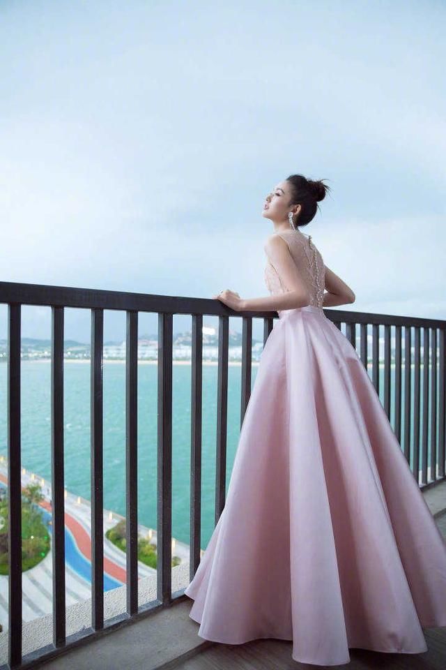 林允可谓是娱乐圈中一股“清流”！穿衣打扮跟做人一样真实不做作