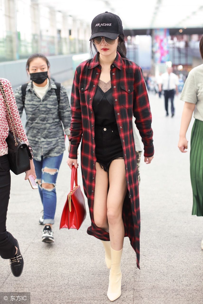 每一次的街拍都会给我们带来视觉盛宴的大秘密,当然这次也不例外