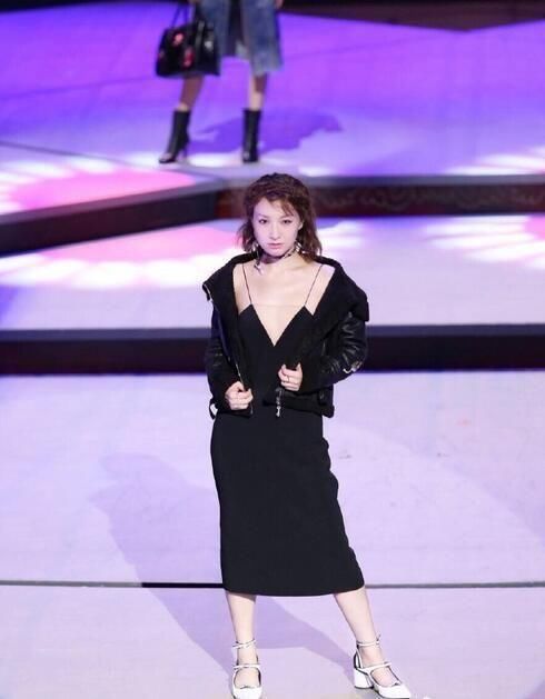 吴昕太敢穿了，这裙子短的像是只穿了件上衣，不走光算你厉害!