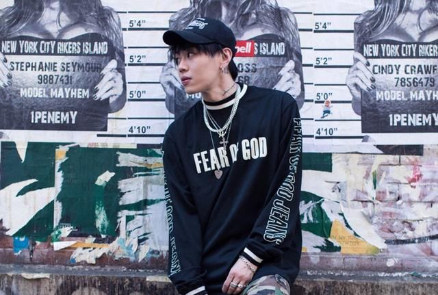 杨文昊不只会跳更会穿，t恤配长裤前卫十足，连袜子都满是细节