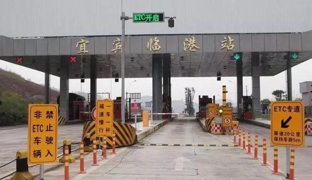  倒车：高速上误入“ETC”通道可以直接倒车吗？老司机：最后回答