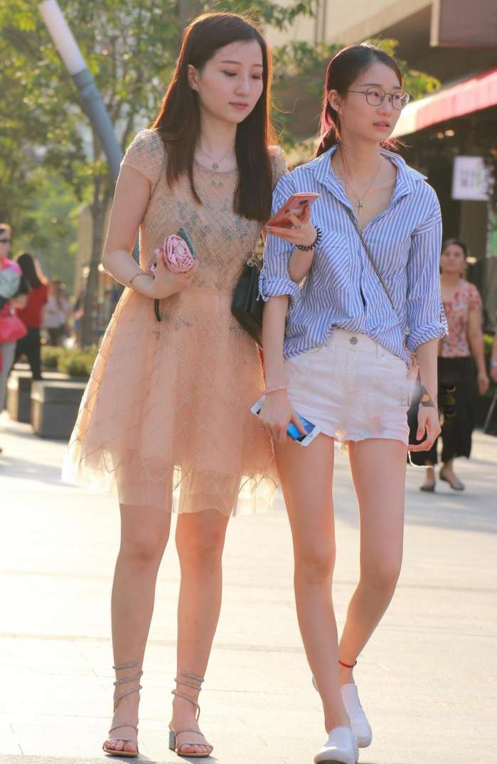 街拍时尚：逛街遇到一对长腿闺蜜，你选择连衣裙还是短裤？