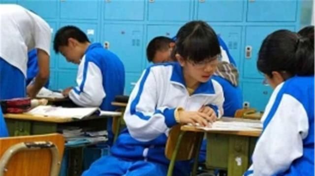  【女生】为何普通学校女生校服是裤子,而贵族学校却是裙子?原因过于现实