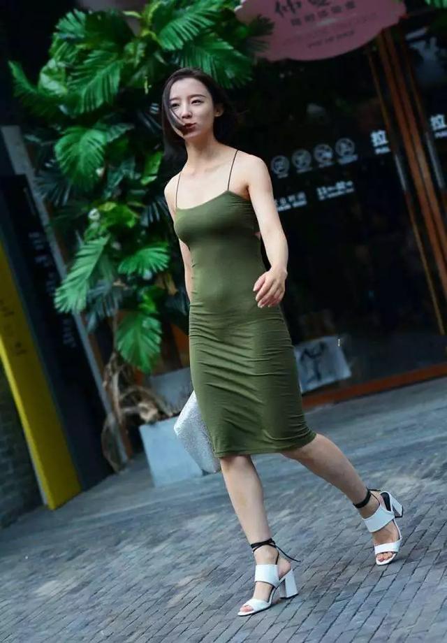 「小肚子」街拍身材匀称高挑的妹子,搭配一双铆钉的尖头高跟鞋才能显得非常时尚