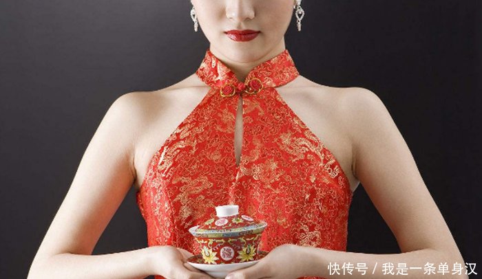 女子穿的旗袍都是两边分叉的，为什么却很少走光呢原因简单