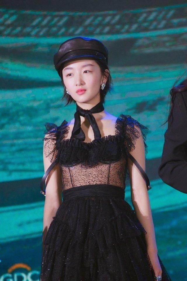 周冬雨胆真大，穿一身透视蕾丝裙现身活动，网友：你的胸呢？