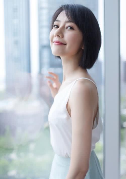 高圆圆穿吊带短裙清纯似18岁少女,甜美的笑容更是沁人心脾