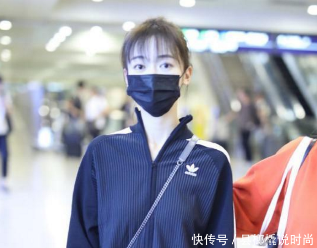 吴谨言有多瘦短裤都穿不满，松松垮垮！