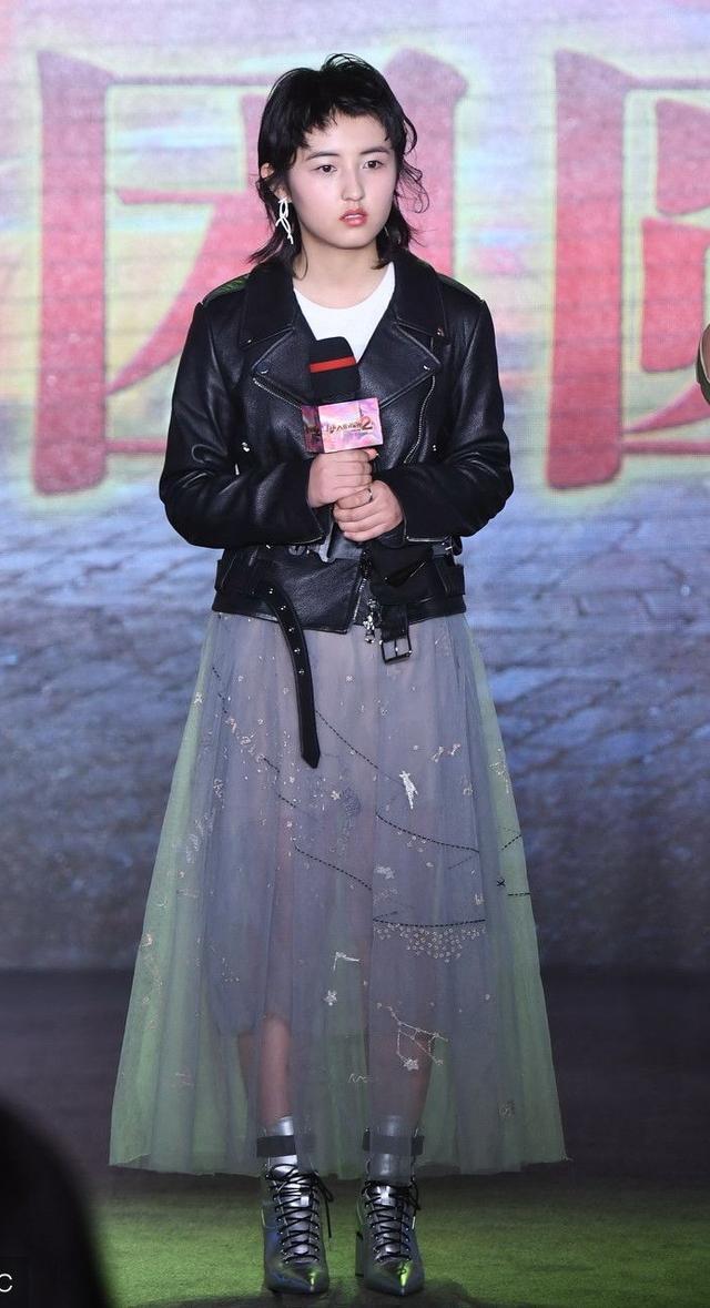 张子枫终于穿对了，白色蛋糕裙清新甜美范儿，网友：换双鞋更好！