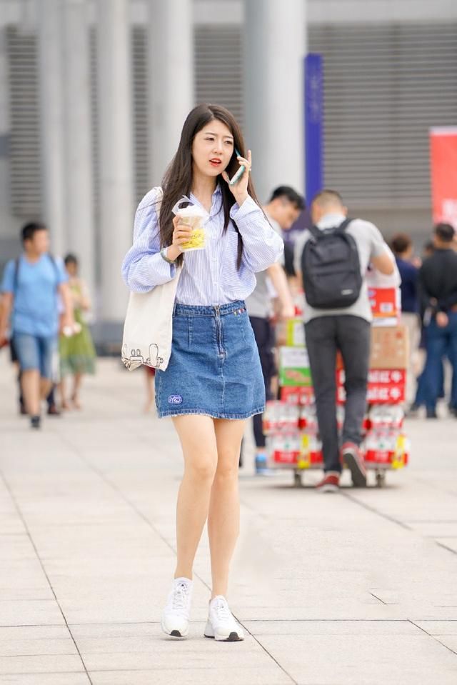 路人街拍，牛仔短裙这样搭很美丽，而且美成风景
