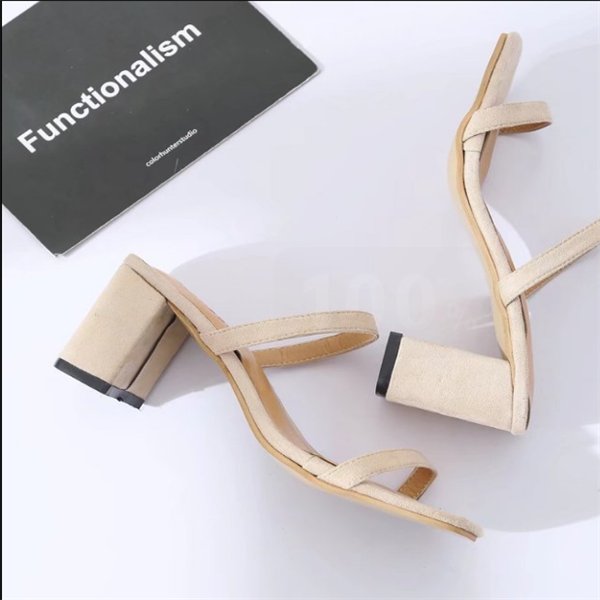 谁说夏天穿连衣裙非要搭高跟鞋?舒适的凉鞋，穿上更加有女人味