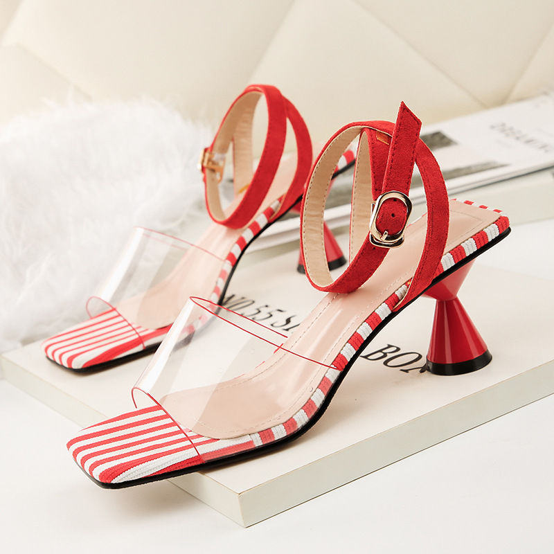 白嫩美脚别藏着，穿一双时尚透明凉鞋，让你玉足更白皙，惹人爱