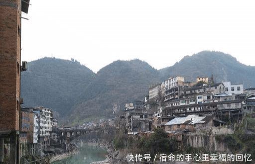 重庆悬崖上的溶洞被开辟成麻将馆，如今荒废无人识