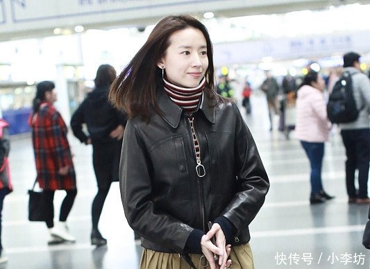 38岁董洁素颜现身机场，皮衣搭配百褶裙，网友还是那么清纯！