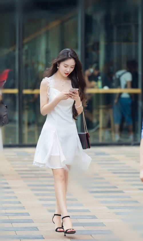  『青春活力』女神潮范儿美搭！时尚街拍：小姐姐一袭白色薄纱长裙，章显青春活力！