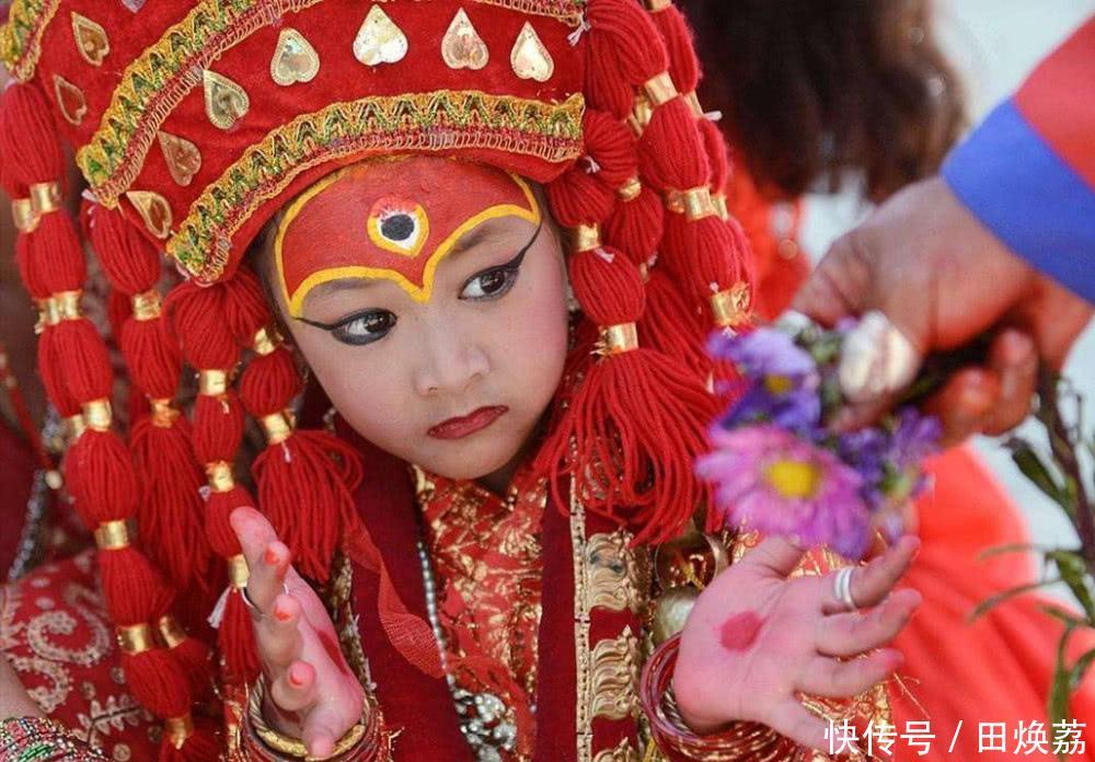 尼泊尔的“活女神”,国王见了都得下跪,必须面无表情,孤独终老