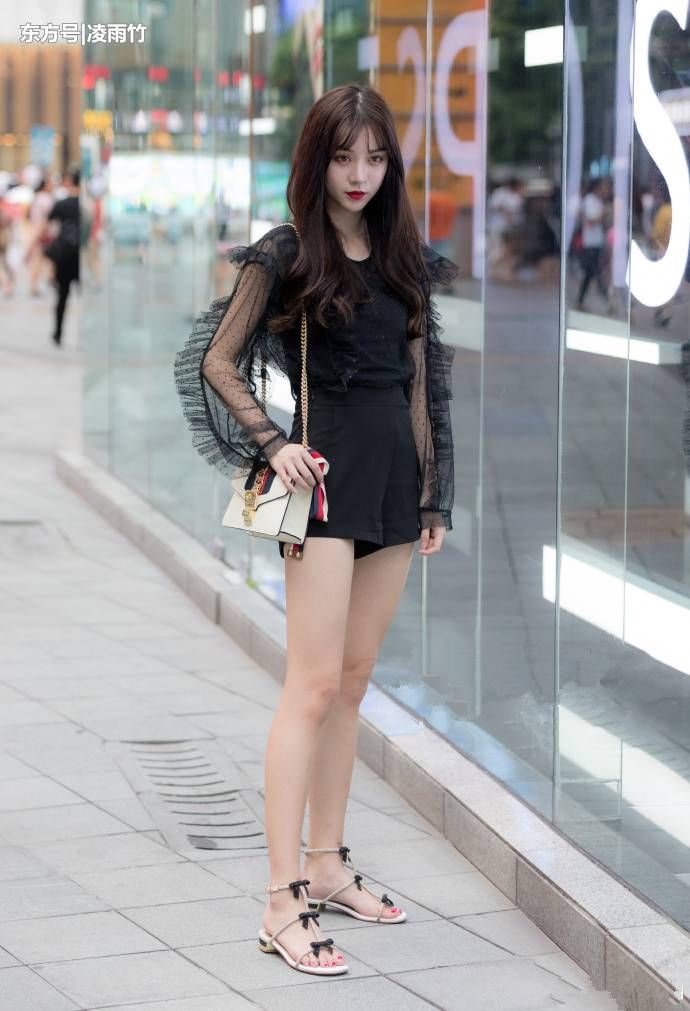 重庆街拍：清新自然的穿搭风格展现温柔淑女范，女人味十足！