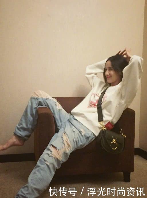 宋佳这是玩脱了？穿着大肥裤子并且横躺在沙发上，不小心暴露本性