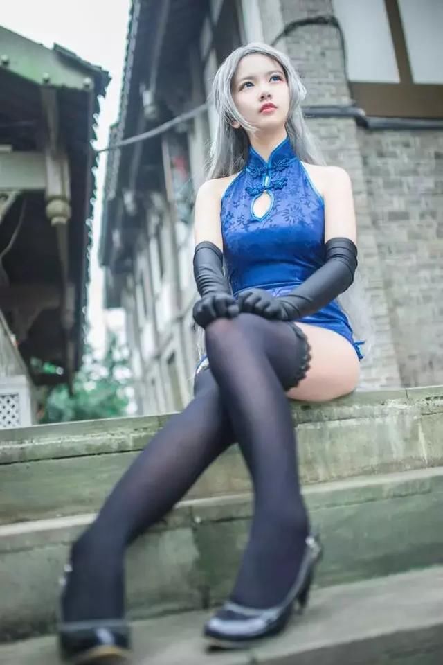 五官精致，紧身旗袍，小姐姐不光模样好，身材也苗条