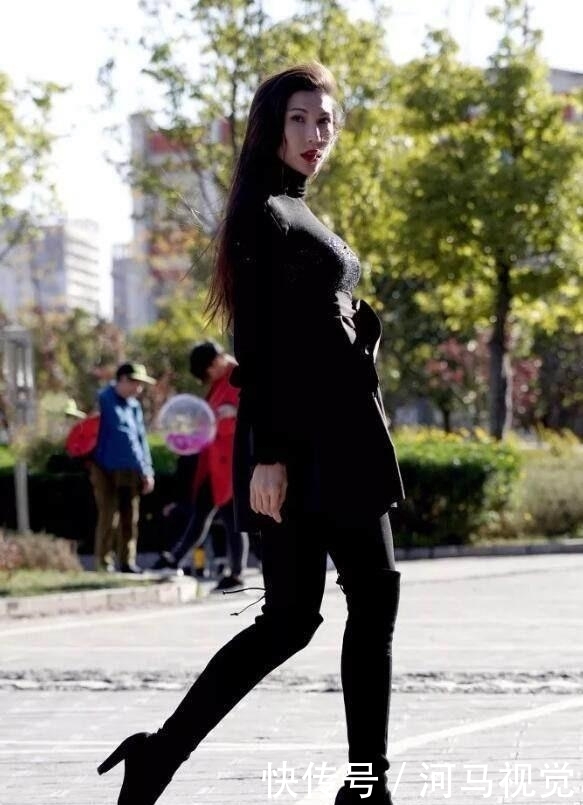  「主旋律」时尚街拍：不经意间，牛仔裤已经成为姑娘们逛街的主旋律！