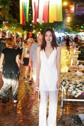 郁可唯真拼命！穿的是裙子也未免太紧了吧 网友：里面的都遮不住