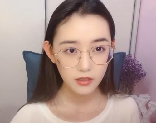 #粉丝#蒋依依手滑,意外关掉美妆灯,看到真实肤色,粉丝不敢相信