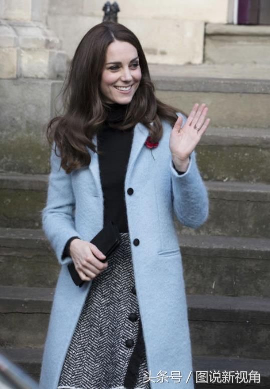 卡米拉嫁入王室前后，凯特嫁入王室前后对比照，两者有太多相似点