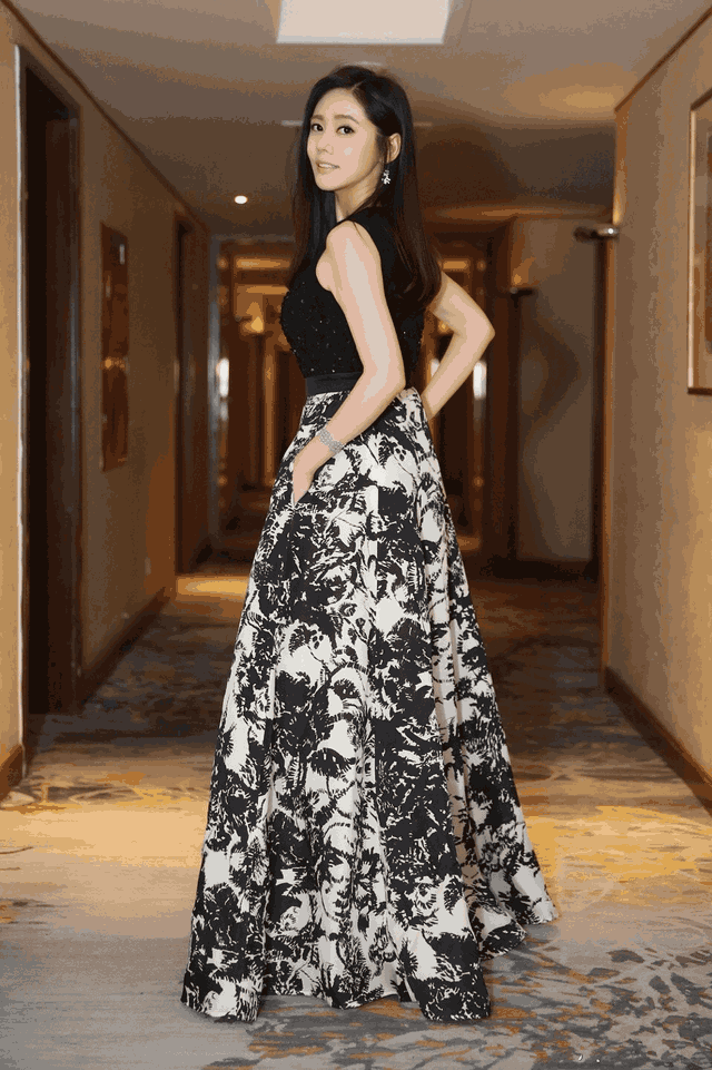 38岁秋瓷炫穿开叉长裙现身, 性感又美艳, 网友直呼: 厉害了于晓光