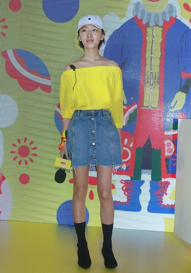 周冬雨穿透视装大玩性感, 但身材缺“料”就显得非常尴尬了!