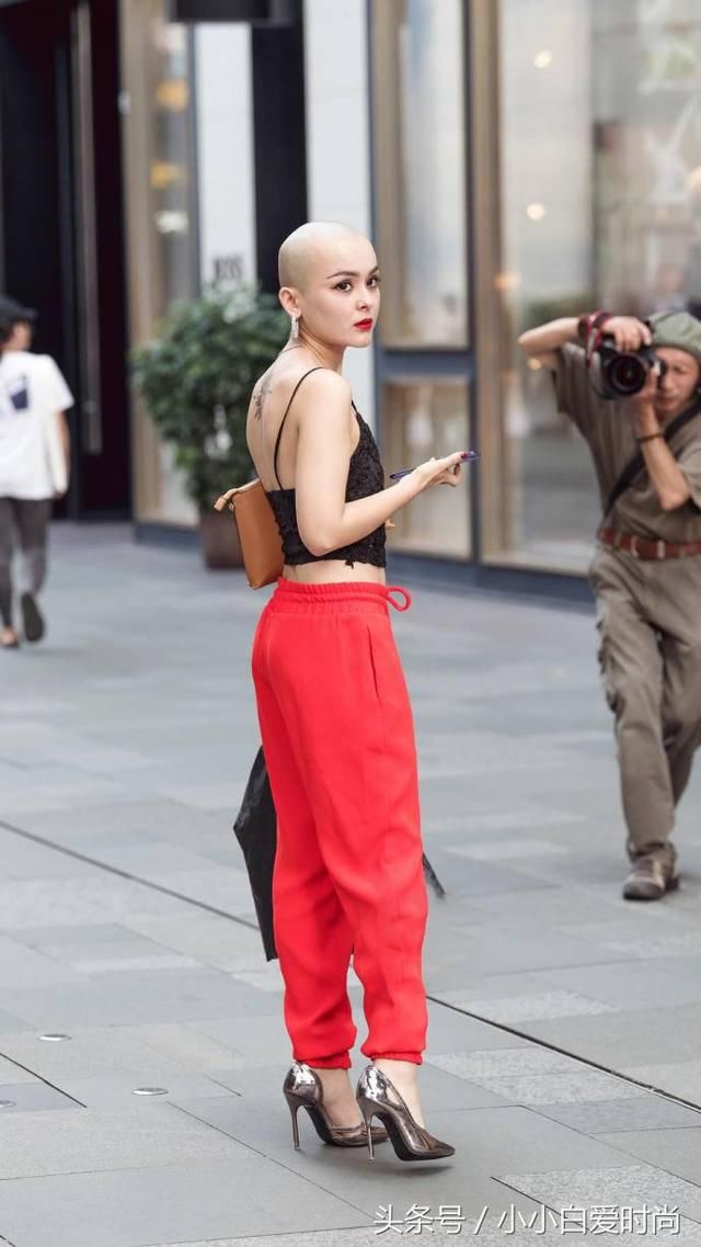 街拍：图一穿黑色紧身吊带，光头十分吸睛，如此的个性和性感！