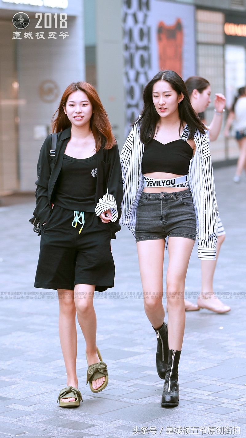 街拍:现在的时髦美女，非常勇于尝试各种流行穿搭