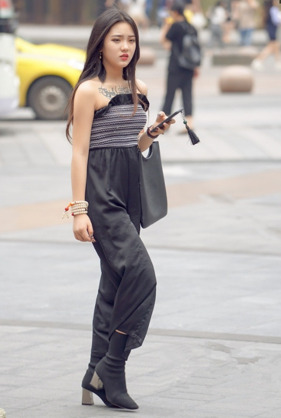 街拍：气质美女比较注重个人形象，只有美丽大方才能释放女性的魅