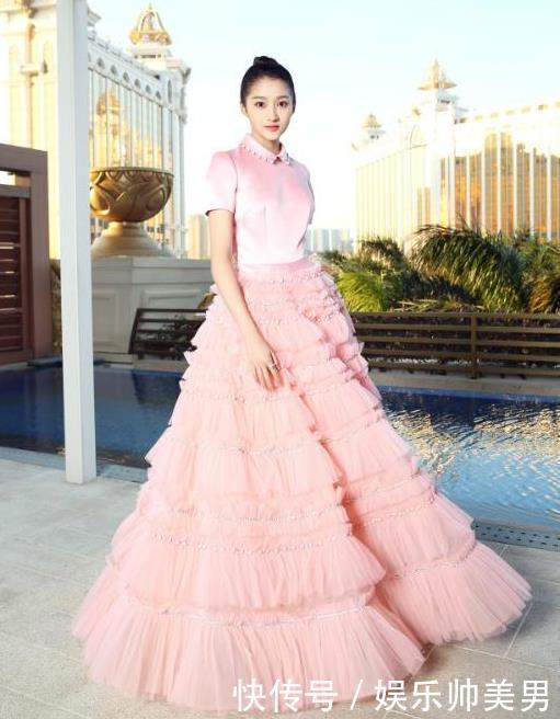 28岁林允儿和21岁关晓彤同穿粉色裙,网友:女神和阿姨的差距