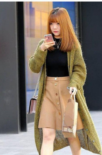  难忘@街拍：简洁大方的小美女，穿搭靓丽动人，让人难忘