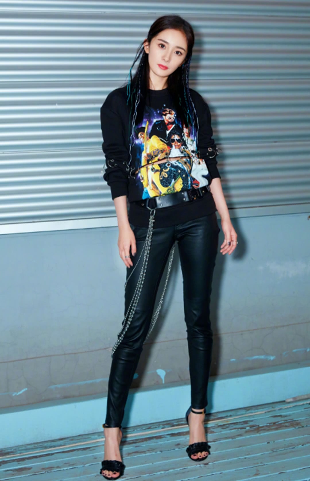 杨幂到底多有钱？竟把“玉镯”当腰带，网友：好想知道她是怎么穿